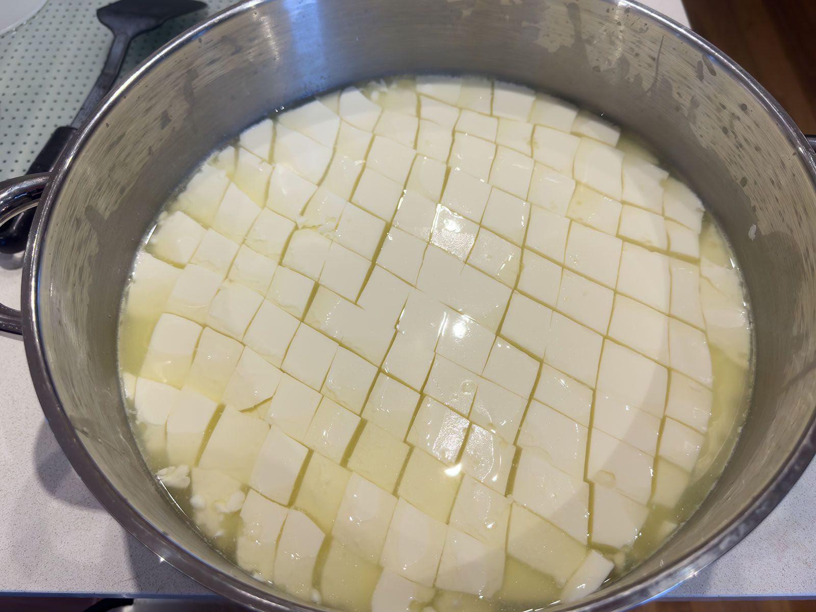 Fabrication de butterkäse : découpage du caillé