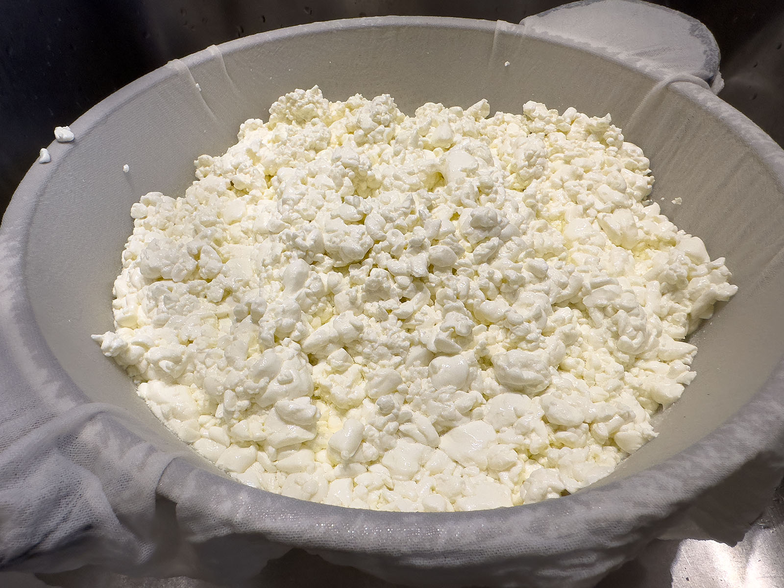 Fabrication de butterkäse : égouttage du caillé