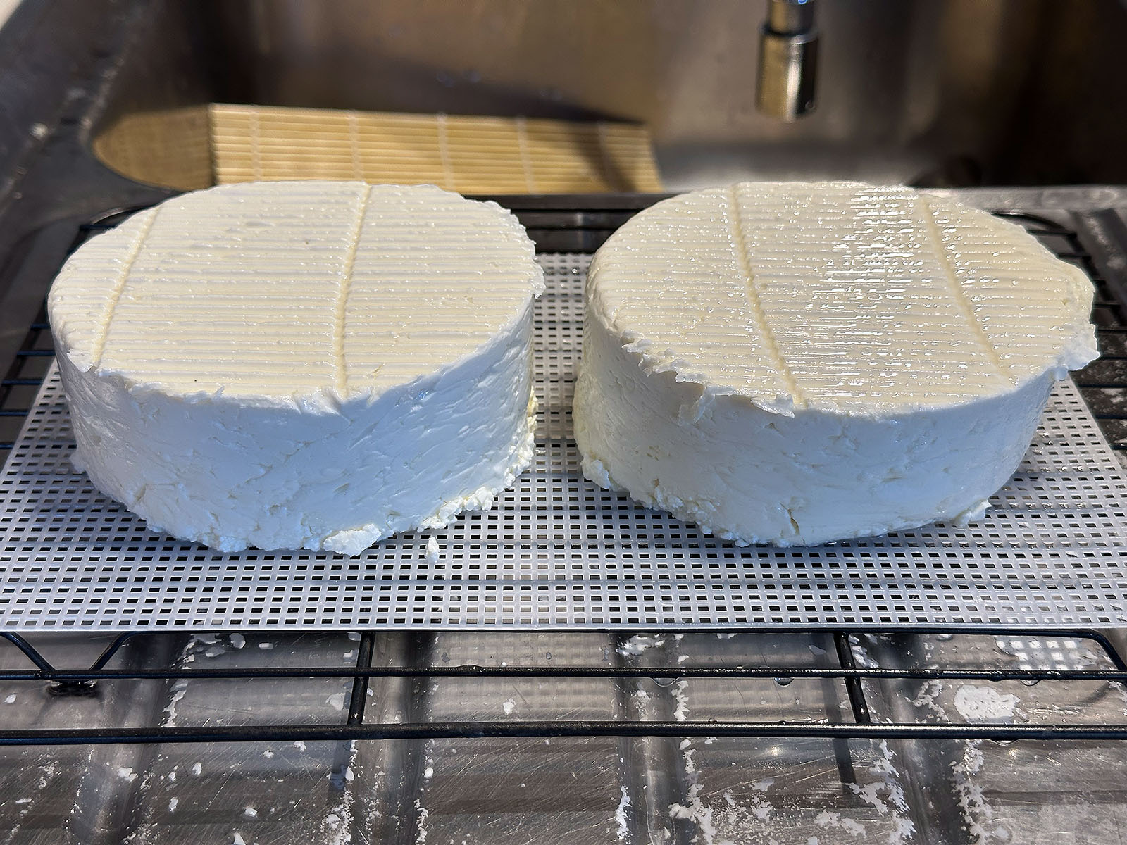 Démoulage du camembert.